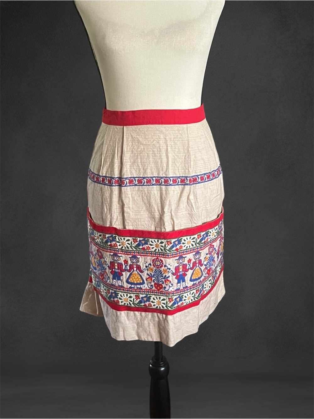 Austria Embroidered Beige Folk-Print Apron with Red Trim 100% BAUMWOLLE Cotton.